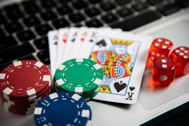 Dice roll animation showing three dice landing on Super Sic Bo table